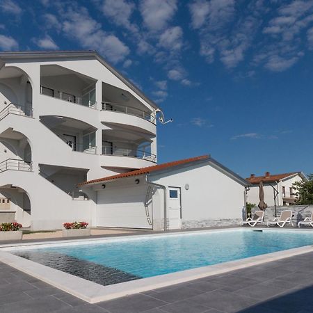 Apartmani Martin Mit Beheiztem Pool With Heated Pool ビビニェ エクステリア 写真