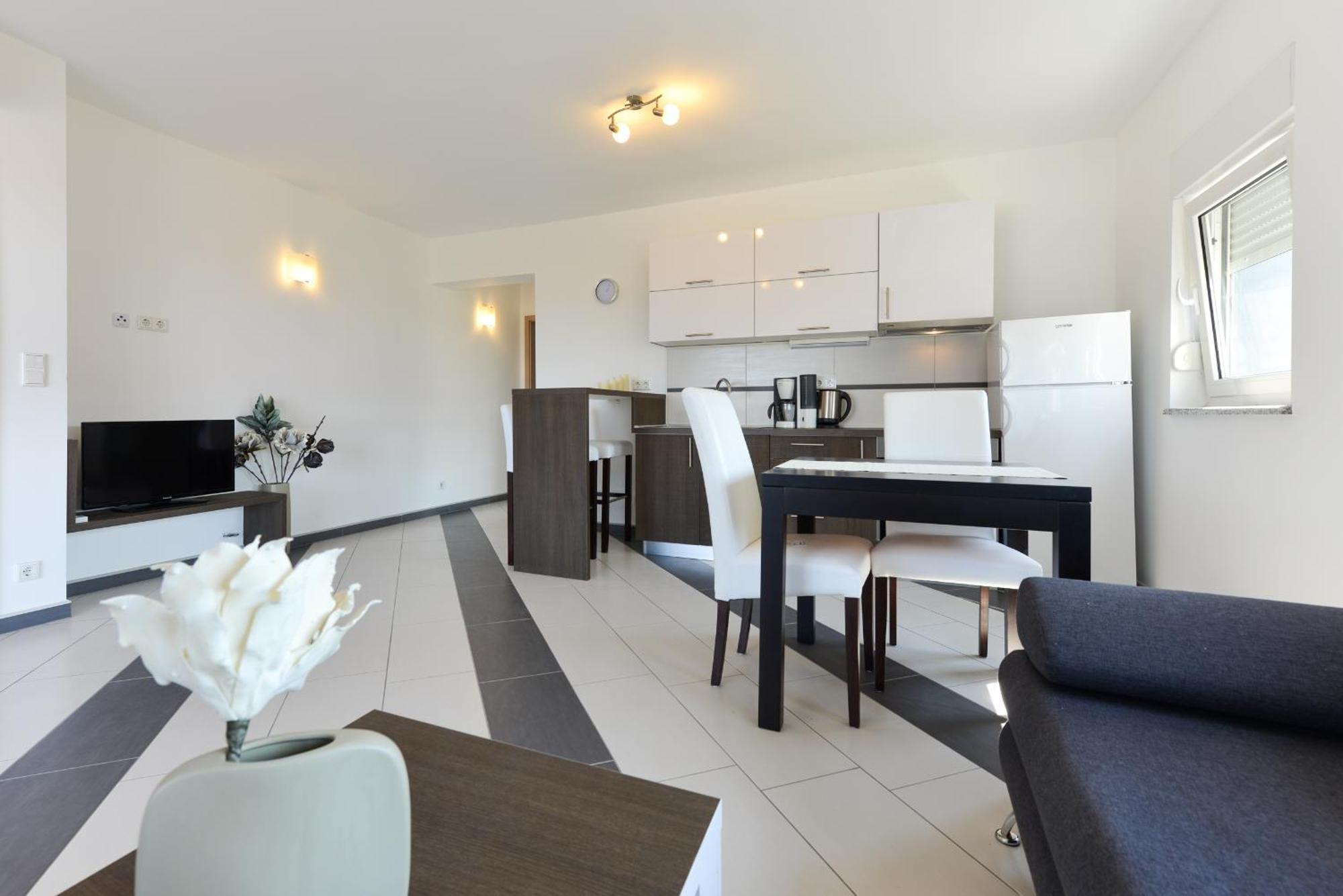 Apartmani Martin Mit Beheiztem Pool With Heated Pool ビビニェ エクステリア 写真