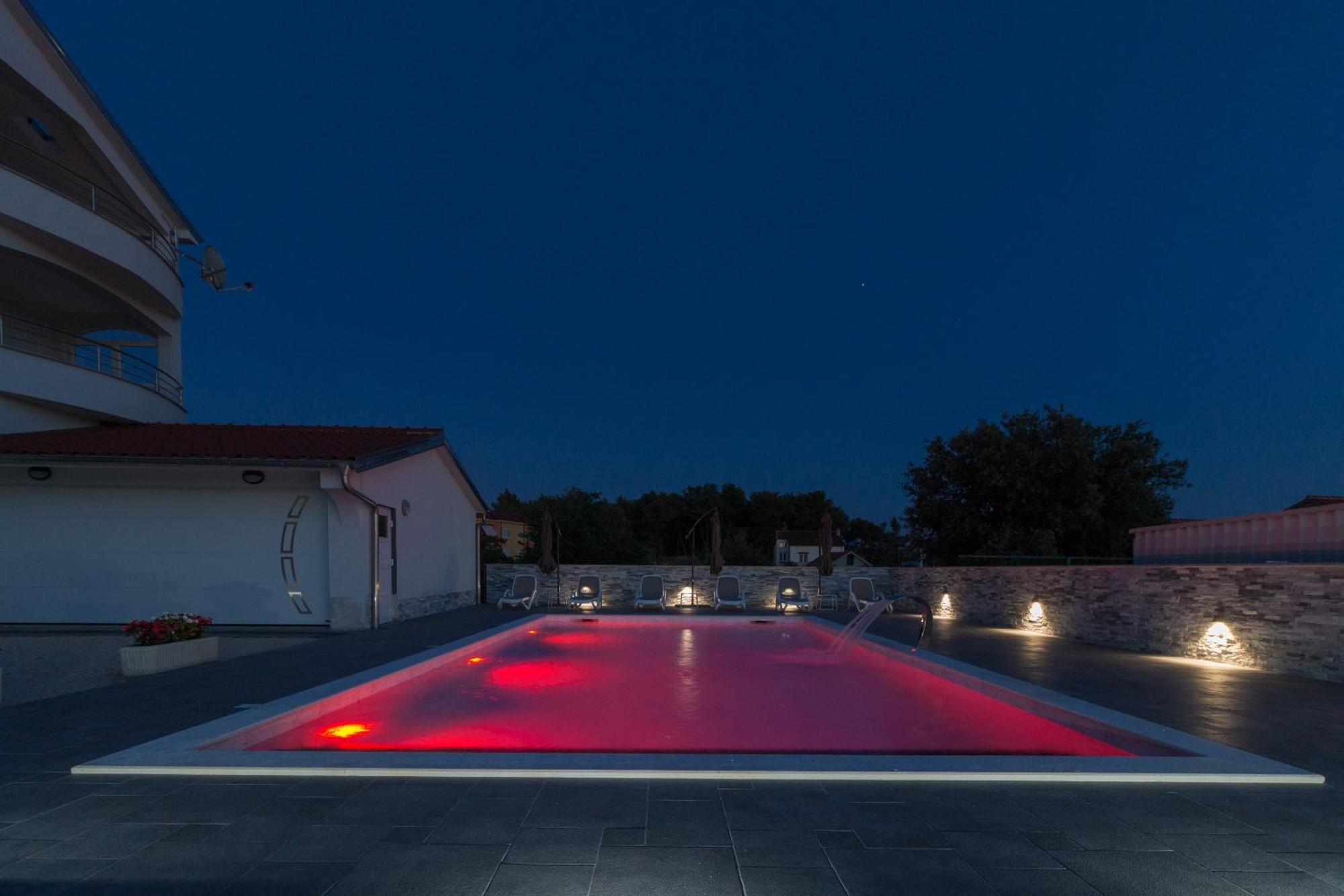 Apartmani Martin Mit Beheiztem Pool With Heated Pool ビビニェ エクステリア 写真