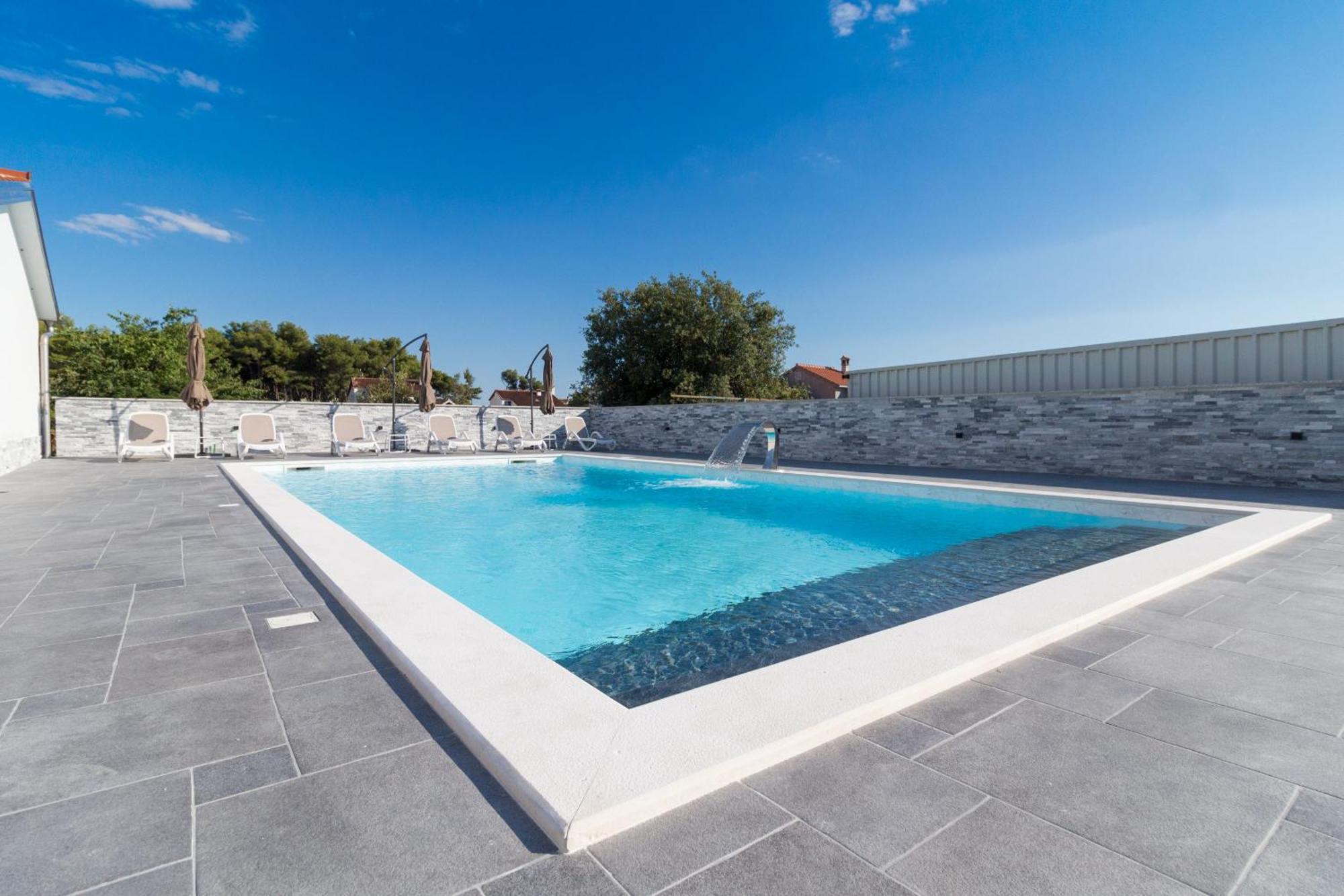 Apartmani Martin Mit Beheiztem Pool With Heated Pool ビビニェ エクステリア 写真